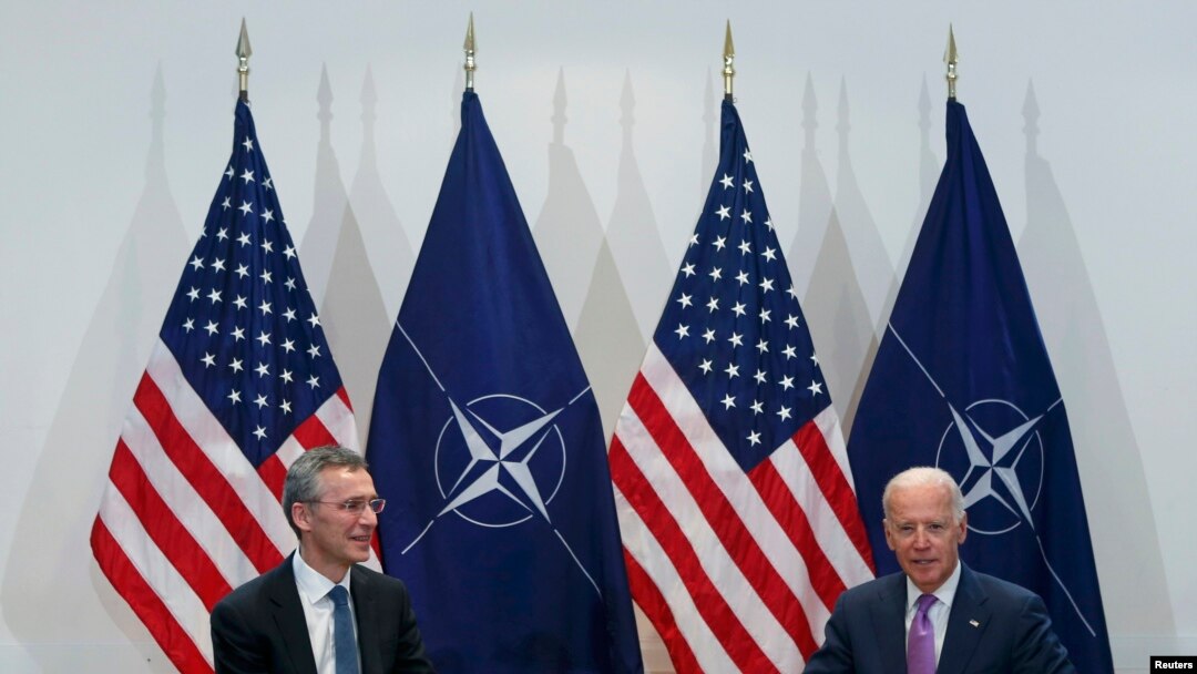 Generalni sekretar Jens Stoltenberg i novoizabrani predsednik SAD Džo Bajden na Mihenskoj konferenciji 2015. 
