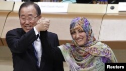 Secretarul general ONU, Ban Ki-moon (stânga), şi laureata premiului Nobel pentru pace, Tawakkol Karman, la ceremonia de deschidere a Forumului mondial pentru democraţie de la Strasbourg. 8 octombrie 2012