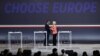 Președintele francez Emmanuel Macron o salută pe președinta Comisiei Europene, Ursula Von der Leyen, după ce aceasta și-a susținut discursul în cadrul evenimentului „Alege Europa pentru știință”, care a avut loc în amfiteatrul Universității Sorbona din Paris.