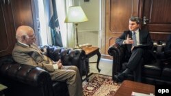 ABŞ-nyň Owganystan we Pakistan boýunça ýörite wekili D.Feldman (s) we Pakistanyň daşary gatnaşyklar boýunça geňeşçisi S.Aziz (ç).
