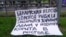 Плакат і люди, які йдуть на акцію протесту проти режиму Лукашенка. Мінськ, 6 вересня 2020 року