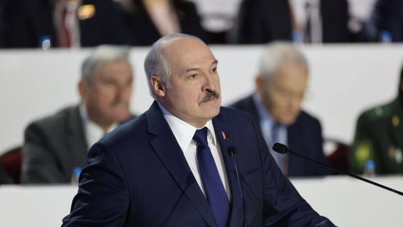 Лукашенко гуфт, конститутсияи нав соли ҷорӣ омода мешавад