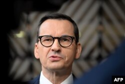 Prim-ministrul polonez Mateusz Morawiecki sosește la sesiunea plenară a unui summit al Uniunii Europene și al Comunității Statelor Latino-Americane și Caraibe (UE-CELAC) la clădirea Consiliului European din Bruxelles, pe 18 iulie 2023.