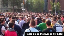 Неколку стотина приврзаници на опозицијата протестираа пред Основниот суд Скопје во знак на солидардност со претседателот на советот на општина Центар Мирослав Шиповиќ, кој беше уапсен на аеродромот во Виена. 