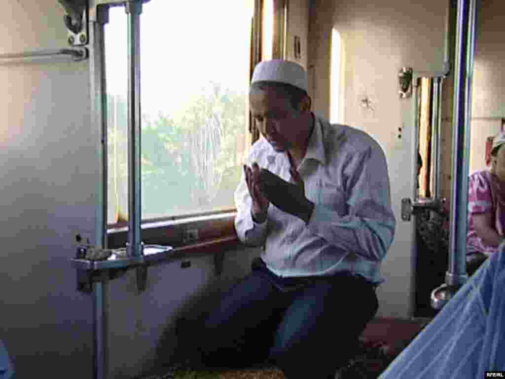 Russia--Dushanbe-Moscow train for Shakirov migrant story, Jun2009 - Russia -- Dushanbe-Moscow train for Shakirov migrant story, Jun2009 