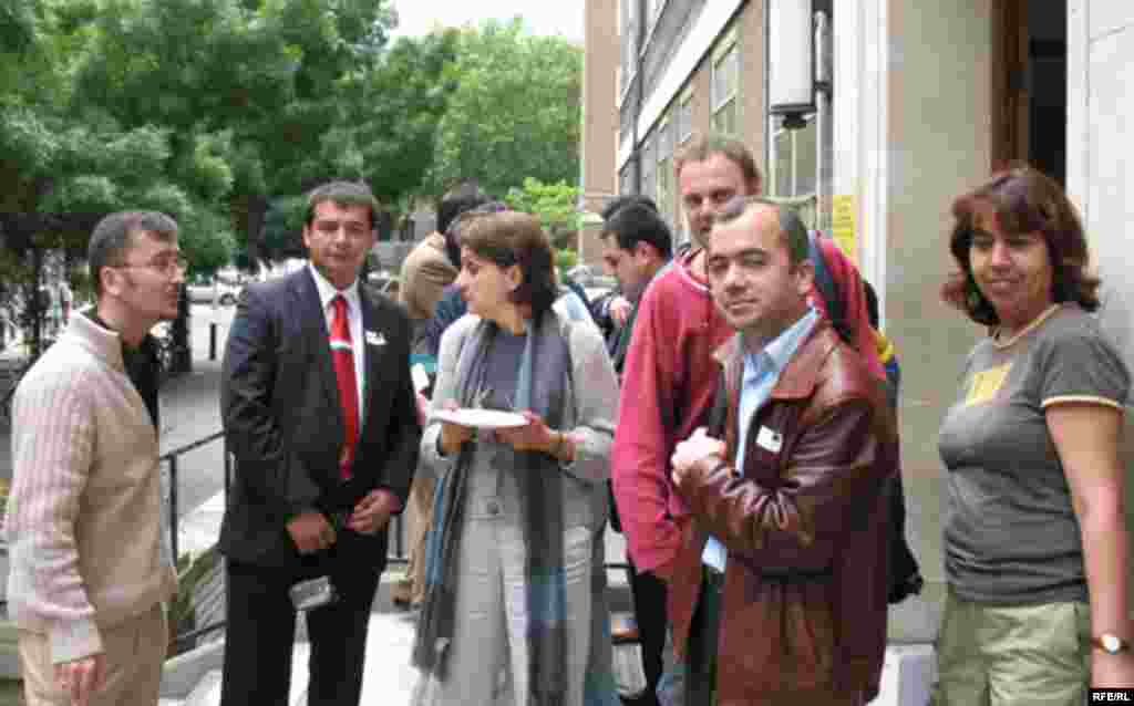 Танаффус ва чанд ҳамнафасӣ дар ҳавои боз. - Coffee Break at the conference in the Centre for Media and Film Studies, SOAS, University of London, 07June2008