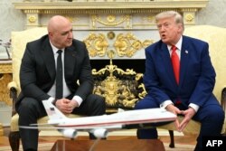 ABŞ prezidenti Donald Tramp Ağ evin Oval kabinetində Livan prezidenti Cozef Aun ilə görüşü zamanı çıxış edir.