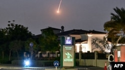 لحظهٔ پرواز یک موشک شلیک‌شده ایران در آسمان دوبی 