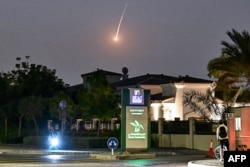 Раварыст назірае за тым, як над Дубаем падае снарад, 28 лютага 2026