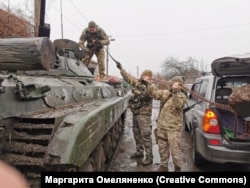 «І на Броварський напрямок, на Баришівку їздили хлопці захищати, і на Оболонь, по кожному блокпосту. Далі вже ми отримали бойове розпорядження Гостомель–Ірпінь–Буча, ці населені пункти зачищати від ворога», – Маргарита Омеляненко