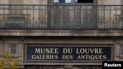 Адна з шыльдаў Люўру