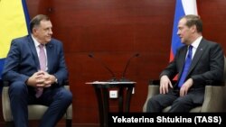 Milorad Dodik (L) i Dmitri Medvedev na sastanku u Beogradu, Srbija, 19. oktobar 2019.
