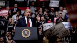 Tramp täzelenen kararyny doňduran sudýany 'öte geçmekde' aýyplaýar