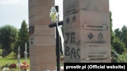 Упродовж кількох останніх років пам’ятник воїнам УПА в Грушовичах неодноразово пошкоджували й осквернювали, фото з сайту prostir.pl, 2014 рік
