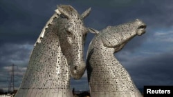 The Kelpies, sculptură de Andy Scott, la Falkirk, Scoția.