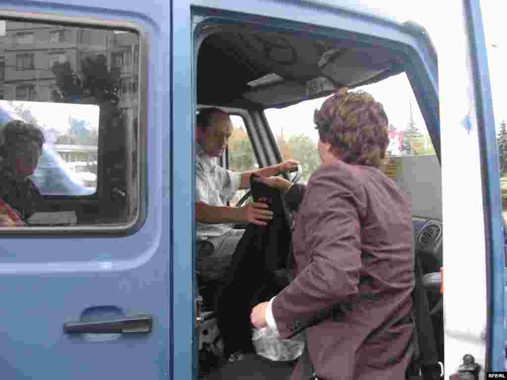 Paul, cel al cărui nume îl predestinează să se avînte printre maşini, căci multe sunt hodorogite, (s-o recunoaştem),