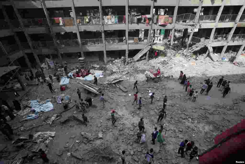 Közben sokan belső menekültek lettek, az élelmiszerhiány pedig humanitárius válságba sodorta a 2,3 milliós lakosságot. Az ENSZ szerint Gáza területének több mint 80 százaléka ma már izraeli katonai övezet vagy kitelepítési parancs alatt áll. A képen az egyik lebombázott iskola romjai láthatóak június 30-án
