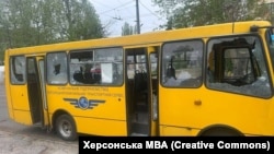 Ուկրաինա - Ռուսների անօդաչուի հարվածից վնասված ավտոբուս Խերսոնում, 13-ը մայիսի, 2026թ.