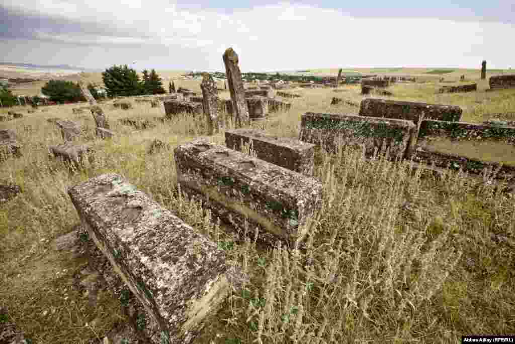Şamaxı şəhəri. XVII əsrə aid "Yeddi günbəz" türbələr kompleksi. Vaxtı ilə yeddi olan bu günbəzlər bu gün beşdir. Sabah isə bilinmir neçəsi daha uçacaq. Ümidsizcə bərpa olunmaqlarını gözləyirlər.