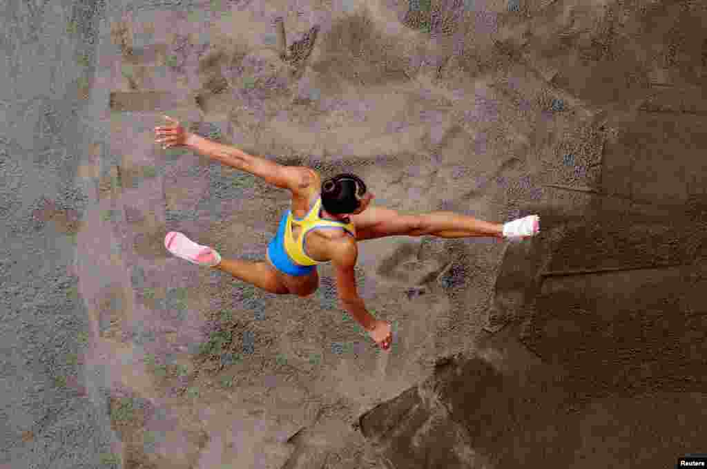 Марина Бех-Романчук з України стрибає в довжину під час фіналу з легкої атлетики серед жінок.&nbsp;Токіо, 3 серпня 2021 року