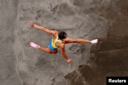 Марина Бех-Романчук з України стрибає в довжину під час фіналу з легкої атлетики серед жінок. Токіо, 3 серпня 2021 року