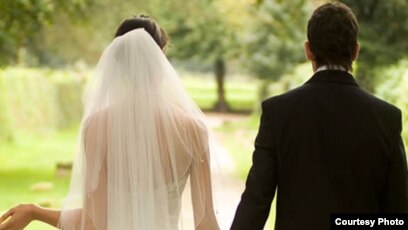 Yetuk ayol va yosh yigitlar