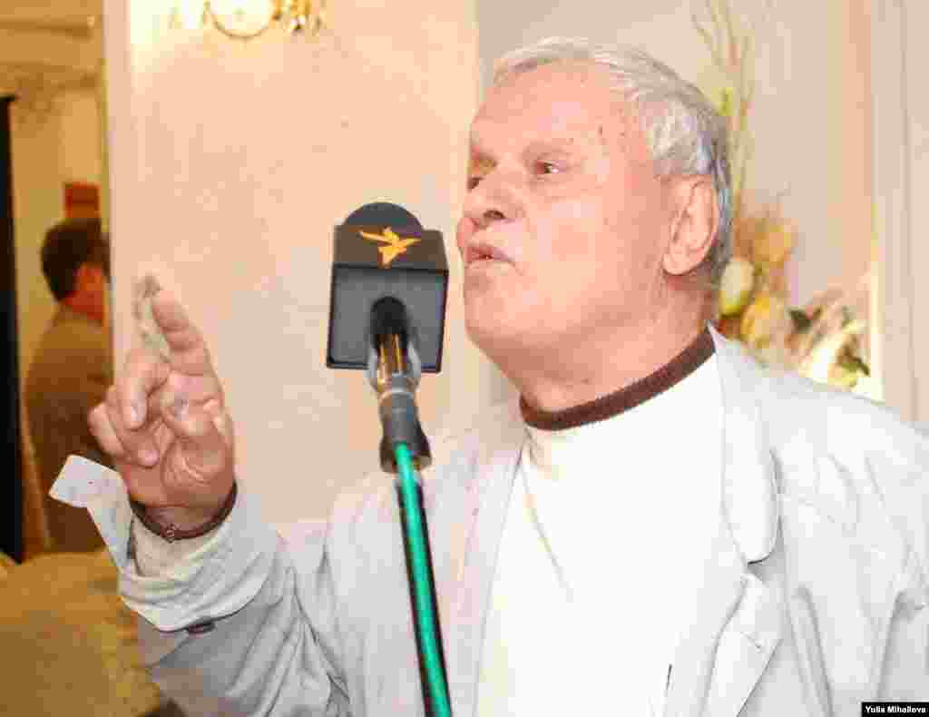 Pledînd înțelepciune de la microfonul EL