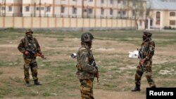 Індійські солдати на місці нападу, 13 березня 2013 року