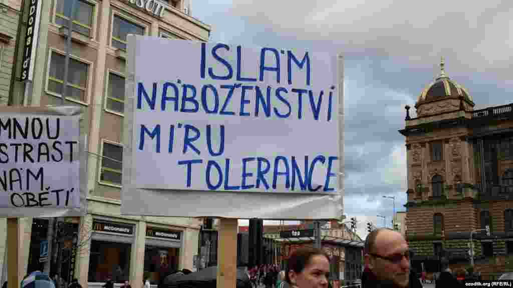 Плакат с надписью: &laquo;Ислам &ndash; религия мира и терпимости&raquo; - в руках у одного из участников акции в Праге.