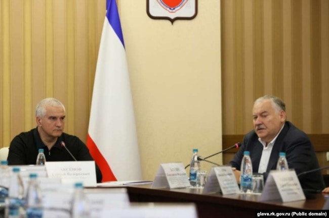 Російський глава Криму Сергій Аксьонов зі спеціальним представником Держдуми РФ з питань міграції та громадянства Костянтином Затуліним у Сімферополі, листопад 2023 року