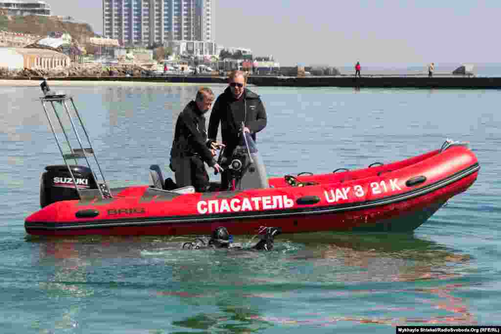 Один працює під водою, ще двоє спостерігають