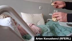 Familjari duke u kujdesur për nënën e sëmurë në Klinikën e Neurologjisë.
