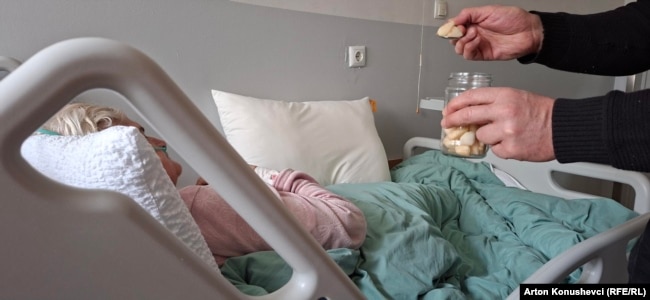 Familjari duke u kujdesur për nënën e sëmurë në Klinikën e Neurologjisë.