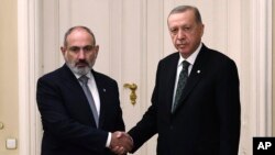 Presidenti i Turqisë, Recep Tayyip Erdogan, djathtas, dhe kryeministri i Armenisë, Nikol Pashinyan, takohen në Pragë, Çeki, tetor 2022. (Fotografi nga arkivi)