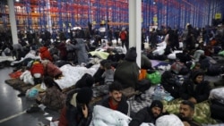 Сотні мігрантаў у ангары беларускага лягістычнага цэнтру побач з польскай мяжой. 18 лістапада