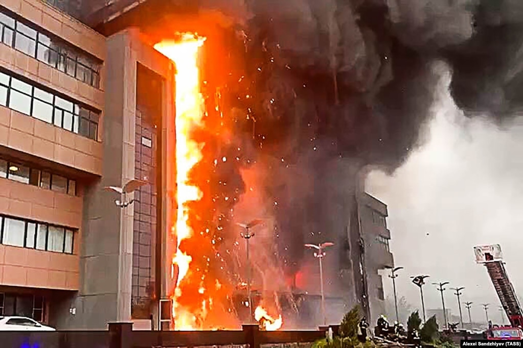 Flakë në anën e Grand Setun Plaza në Moskë më 3 qershor. Dy persona u plagosën nga zjarri, i cili shkatërroi një pjesë të madhe të qendrës së biznesit. &nbsp;