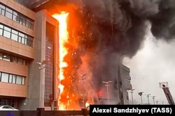 ცეცხლმოდებული Grand Setun Plaza-ს შენობა მოსკოვში 3 ივნისს. ორი ადამიანი დაშავდა ხანძარში, რომელმაც სავაჭრო ცენტრის უმეტესი ნაწილი გაანადგურა.
