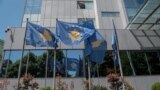Flamujt e Kosovës duke valuar para ndërtesës së Qeverisë, Prishtinë - Fotografi ilustruese nga arkivi.