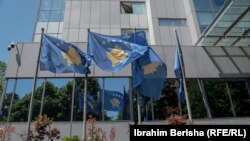 Flamujt e Kosovës të vendosur para ndërtesës së Qeverisë. 