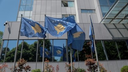Flamuj të Kosovës të vendosur para ndërtesës së ekzekutivit kosovar. Fotografi nga arkivi. 