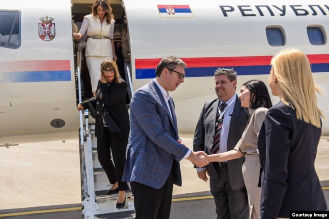 Presidenti i Serbisë, Aleksandar Vuçiq, pas arritjes në aeroportin e Ohrit në Maqedoninë e Veriut. 7 qershor 2022.