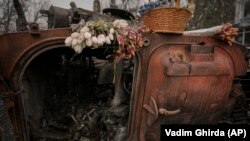 100 de zile de război. Flori depuse pe un vehicul blindat ucrainean, distrus în apropiere de Kiev, Ucraina, 1 aprilie 2022.