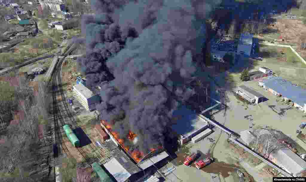 Огонь охватывает здание Дмитриевского химического завода под Иваново, примерно в 240 км к северо-востоку от Москвы, 21 апреля