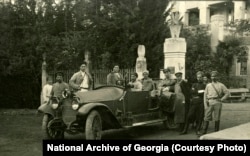 ვალიკო ჯუღელი, უკანა სავარძელზე მარჯვნივ, სოჭიდან სოხუმში გამგზავრებისას, 1918 წ. საქართველოს ეროვნული არქივის ფოტო.