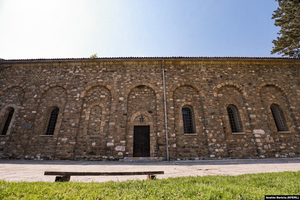 Arkitekti kryesor i Manastirit të Deçanit ka qenë mjeshtri Fra Vito nga Kotori i Malit të Zi - një murg françeskan.&nbsp;&nbsp;