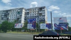 В Бердянске оккупационные силы разместили на улицах билборды с поздравлениями ко Дню России, который отмечается 12 июня