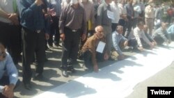 عکس بازنشستگان معترض در یک تجمع مربوط به ماه گذشته 