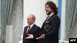 Filip Kirkorov poses with Russian President Vladimir Putin during a state awards ceremony at the Kremlin in November 2017.