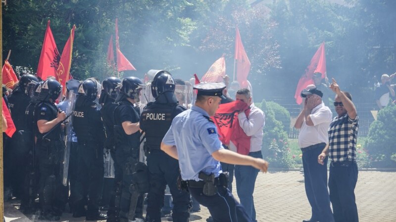 Косовските ветерани и полицијата се судрија пред Парламентот поради протестите за пензиите