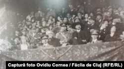 Regina Maria, regele Carol și principele Nicolae (în primul rând, de la stânga la dreapta) asistă la demonstrații sportive pe stadionul orașului Cluj. În spatele lui Carol este savantul Emil Racoviță, iar în dreapta acestuia, pe un rând mai sus și în dreapta este omul politic Alexandru Vaida Voevod.